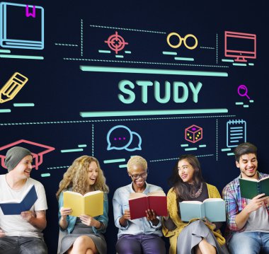 bir grup insan kitap okuma