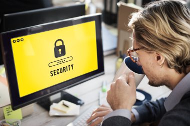 Ofiste çalışan bilgisayar adamla