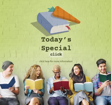 bir grup insan kitap okuma