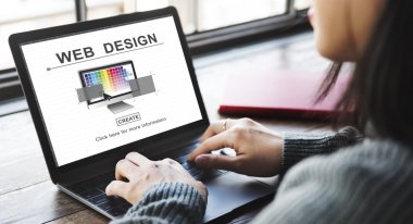 Dizüstü bilgisayarla çalışan kadın