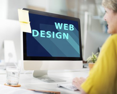 bilgisayar ile çalışan kadın