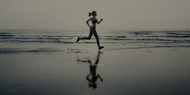 Kumsalda koşan kadın