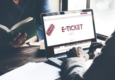 laptop ile çalışan kişi
