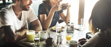 Arkadaşlar kahve içiyor. 