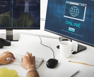 Online bilgisayar üzerinde çalışan iş adamı
