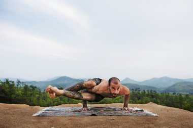 açık havada Yoga yapan erkek