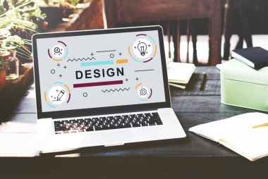 masa üstünde laptop açık