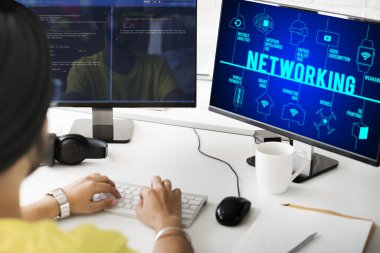 bilgisayar ağ desteği ile çalışan iş adamı