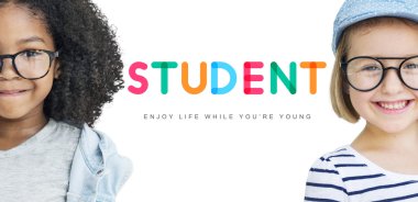 Gülümseyen iki sevimli kız