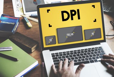 Laptop klavyesinde yazan kişi 