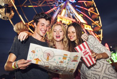 Arkadaşlar iyi eğlenceler eğlence parkı