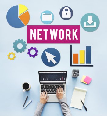 laptop ile çalışan kişi 