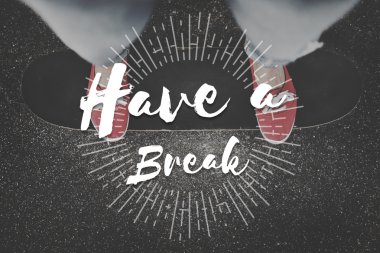 kadının ayak kaykay üzerinde