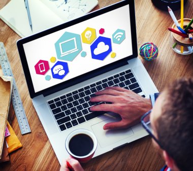 dizüstü bilgisayar kullanan adam