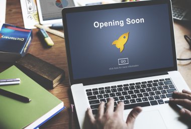 Laptop klavyesinde yazan kişi 