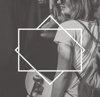 Kaykay arka plan üzerinde kadınla 