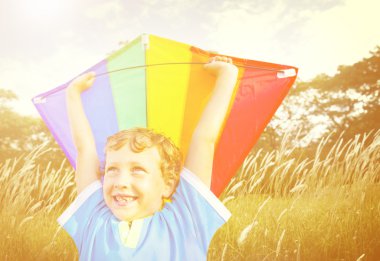 Neşeli çocuk iskambil uçurtma