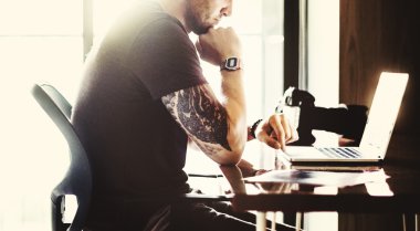 Studio dizüstü bilgisayar ile çalışan fotoğrafçı