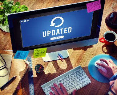 Bilgisayar kullanan adam