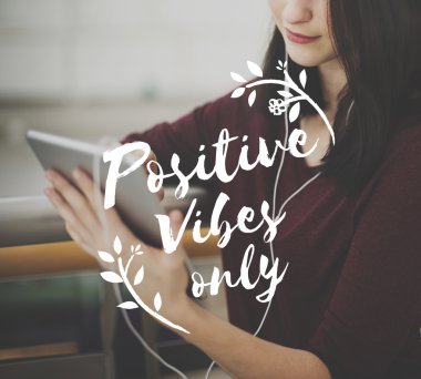 dijital tablet kullanan kadın