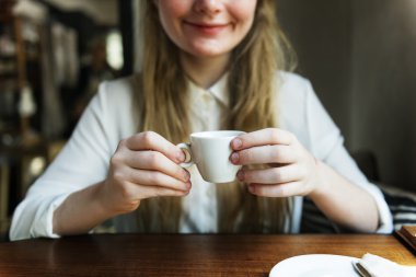 kahve içmek güzel kız