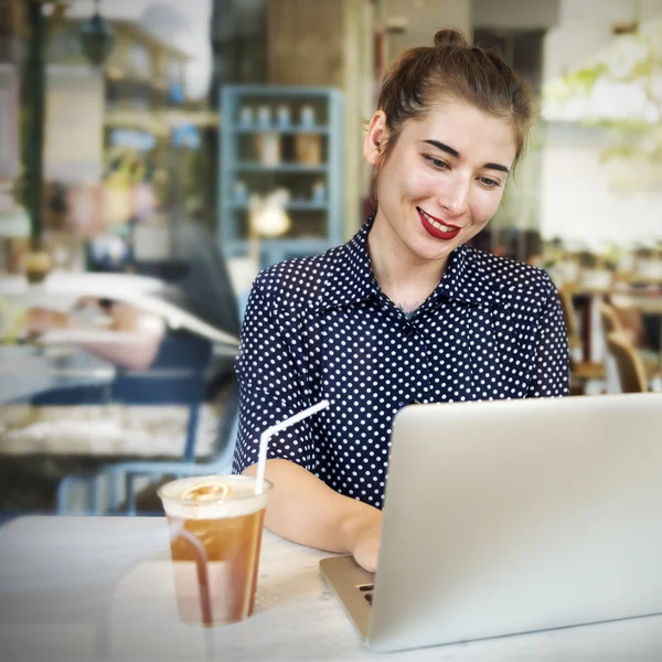 Ung kvinna beter Laptop — Stockfoto