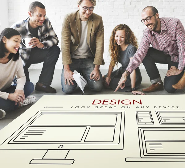 Designer arbeiten mit Plakat und Design — Stockfoto