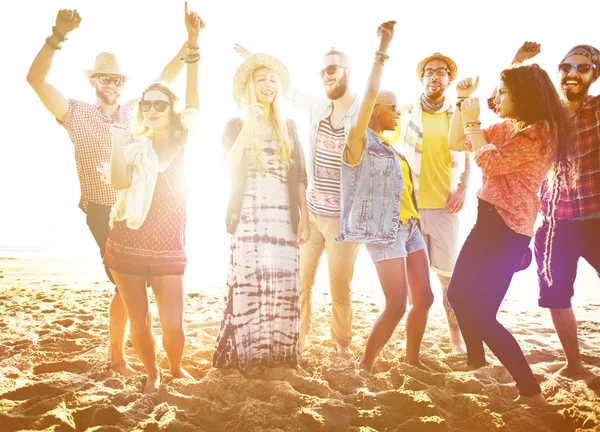 Grupo de amigos divertirse en la playa — Foto de Stock