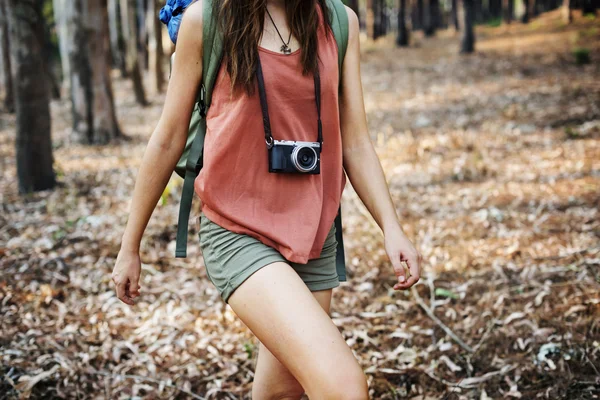 Girl travel with camera — Stock Photo, Image