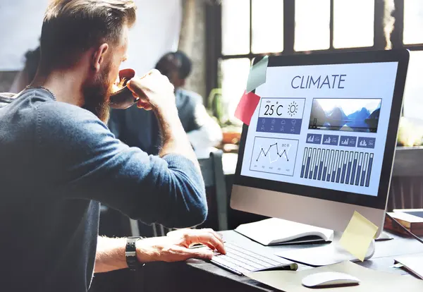 Mann arbeitet mit Computer — Stockfoto