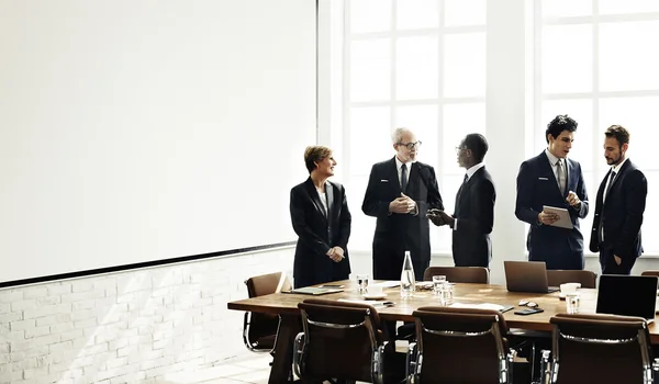 Empresários discutindo no escritório — Fotografia de Stock