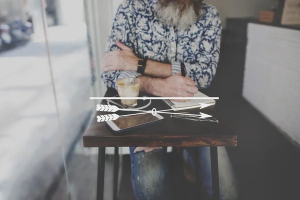 Человек с бородой в кафе — стоковое фото