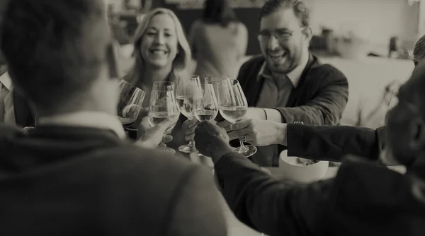 Geschäftsleute jubeln mit Wein im Restaurant — Stockfoto