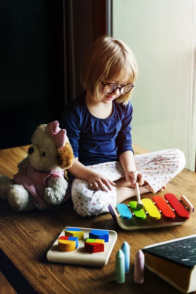 Ребенок играет с игрушкой ксилофон — стоковое фото