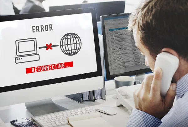 Hombre de negocios trabajando en la computadora con Error —  Fotos de Stock