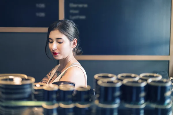 Ung kvinne i kaffebar – stockfoto