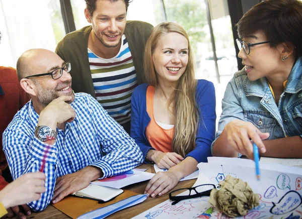 Pessoas brainstorming juntos — Fotografia de Stock