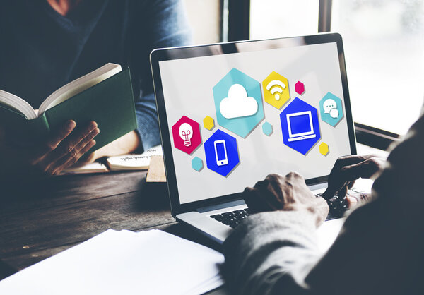 Человек, работающий с ноутбуком
