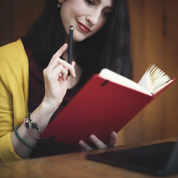 Mulher escrevendo no caderno — Fotografia de Stock