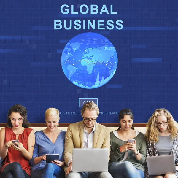 Люди сидят с устройствами и глобальный бизнес — стоковое фото