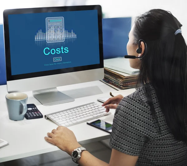 Businesswoman working on computer with costs — Stock Photo, Image