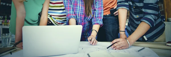 Freunde treffen sich und diskutieren Ideen — Stockfoto