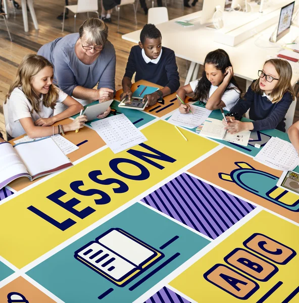 Docent met leerlingen op school — Stockfoto