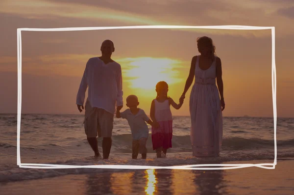 Família feliz com crianças na praia — Fotografia de Stock