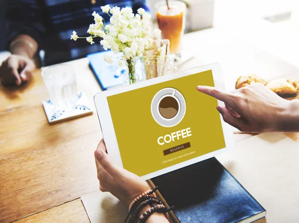 Mujer en el café con la tableta —  Fotos de Stock