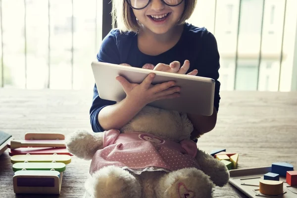 Petite fille avec tablette numérique — Photo