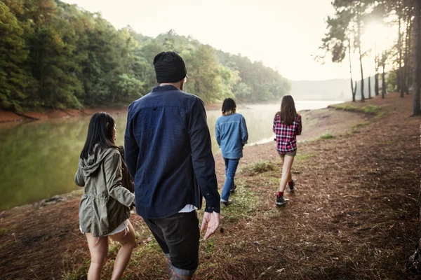 Gente caminando en la naturaleza —  Fotos de Stock