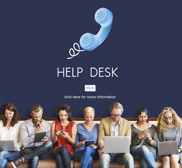 As pessoas se sentam com dispositivos e Helpdesk — Fotografia de Stock