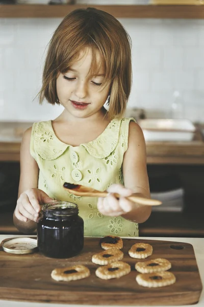 Menina fazendo Cookie — Fotografia de Stock