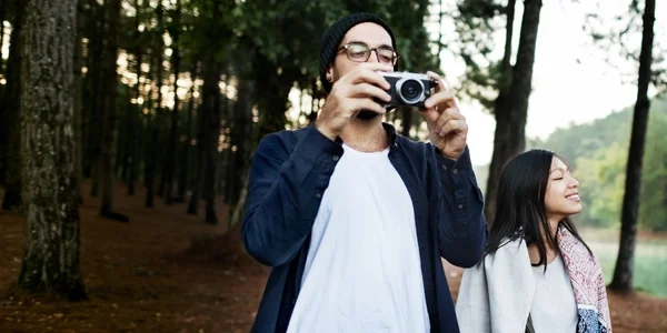 Pareja caminando en el bosque — Foto de Stock